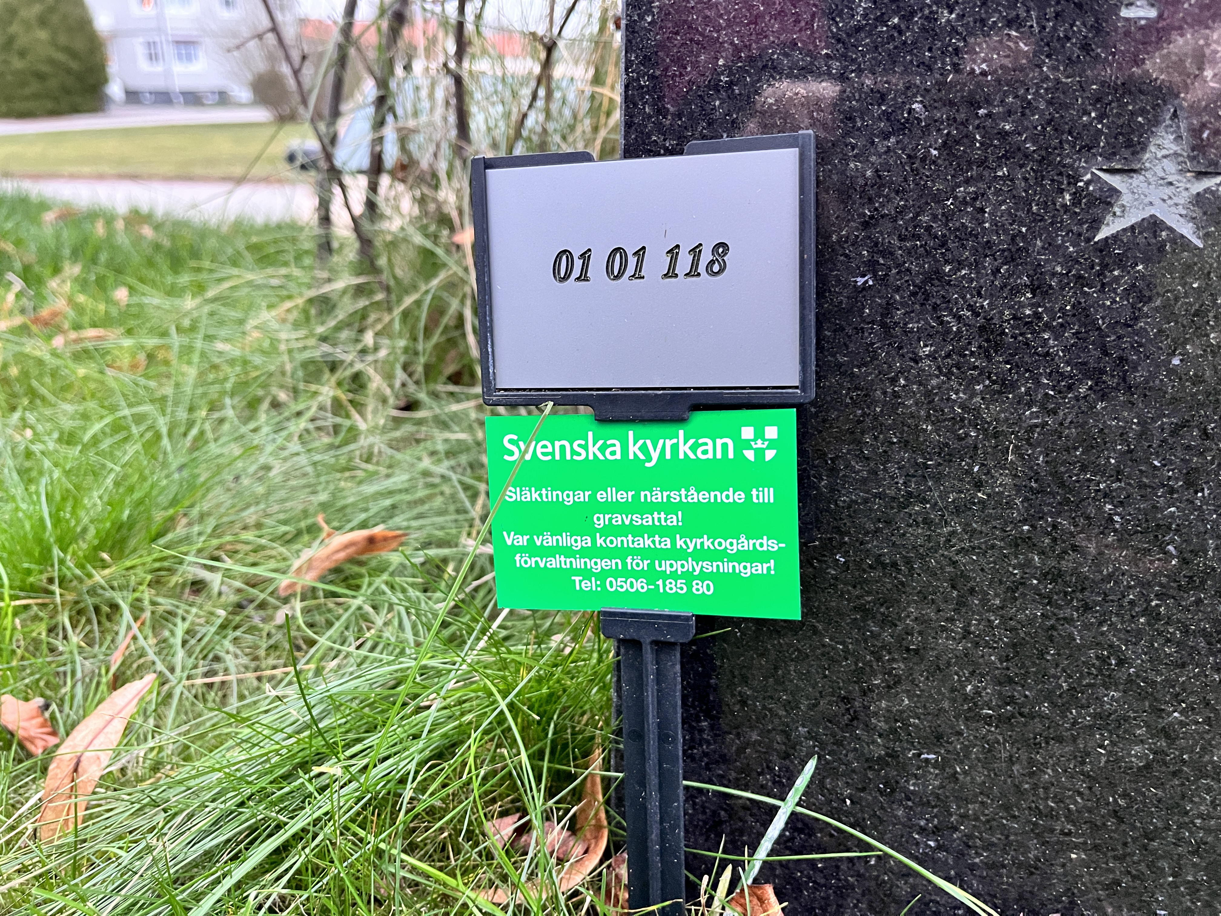 Grön skylt vid gravplats där man söker gravrättsinnehavare.