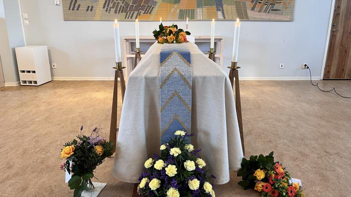 Kista iordningställd för begravning i Stora salen i Töreboda församlingshem