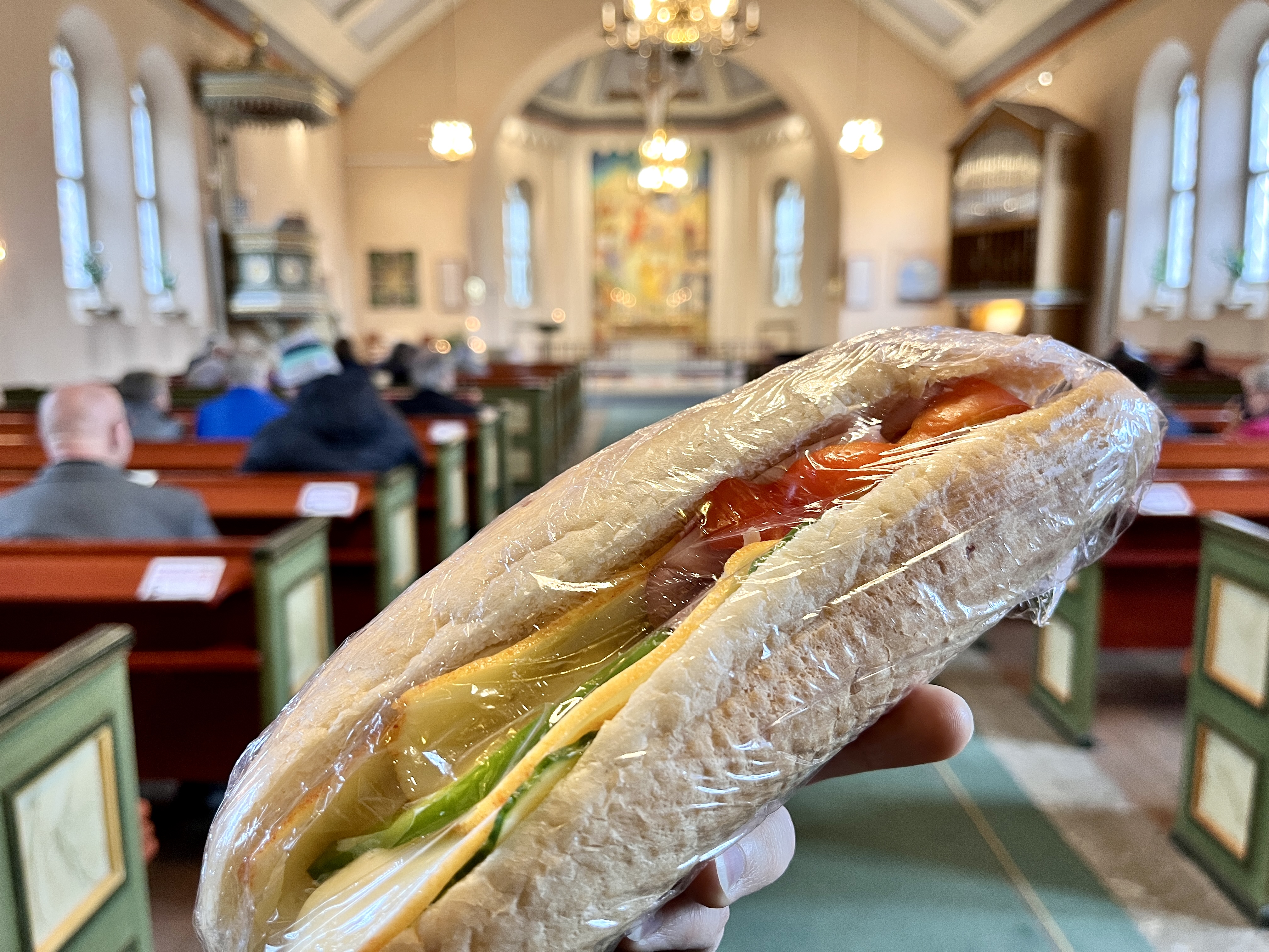 Närbild på baguette, Töreboda kyrkas interiör i bakgrunden.