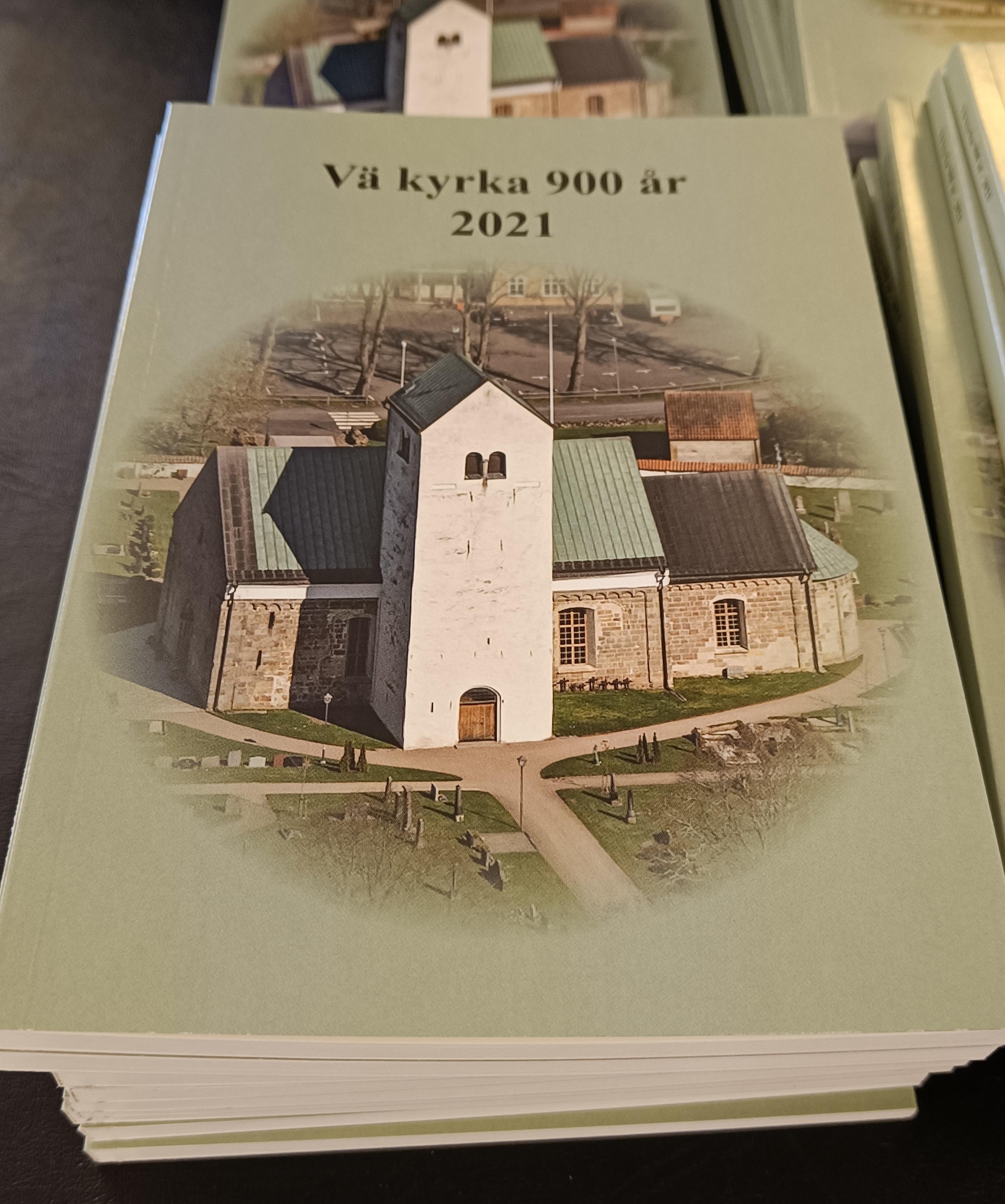 Bok om Vä kyrka.