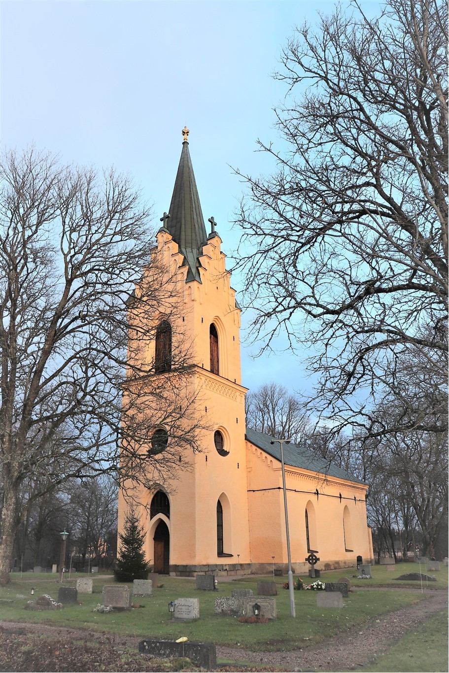 Enåkers kyrka bland kala träd.