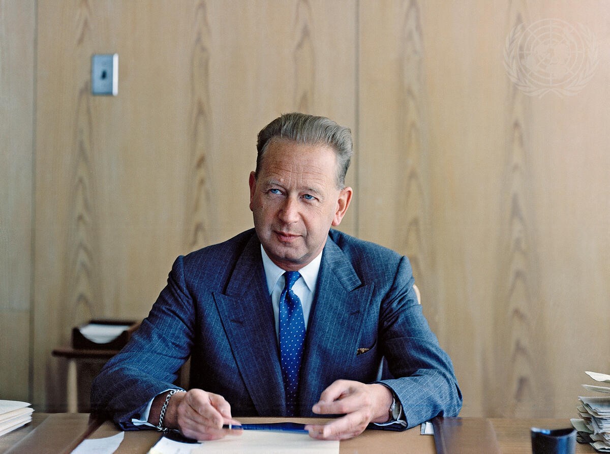 Dag Hammarskjöld sitter vid ett skrivbord.