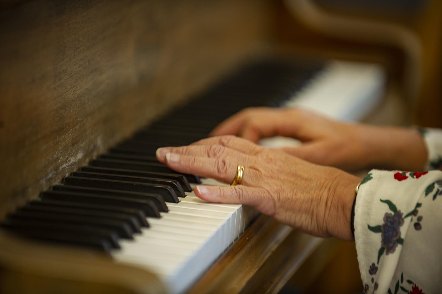 Händer som spelar på ett piano