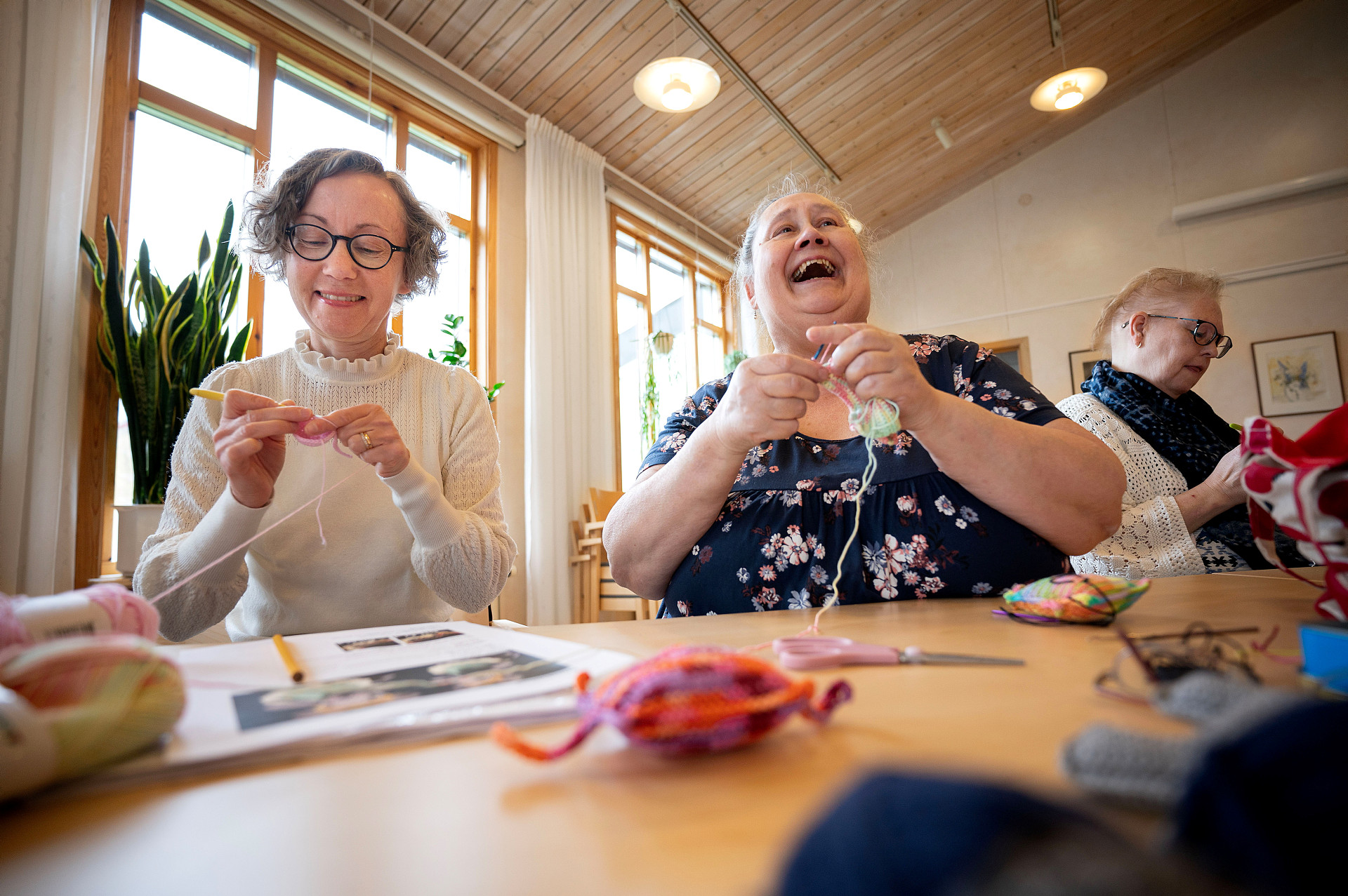 är inte bara fyllda av nystan, virknålar och stickor. Utan lika mycket av skratt och gemenskap. Resultatet blir massor av Tröstemöss till barn på sjukhus.