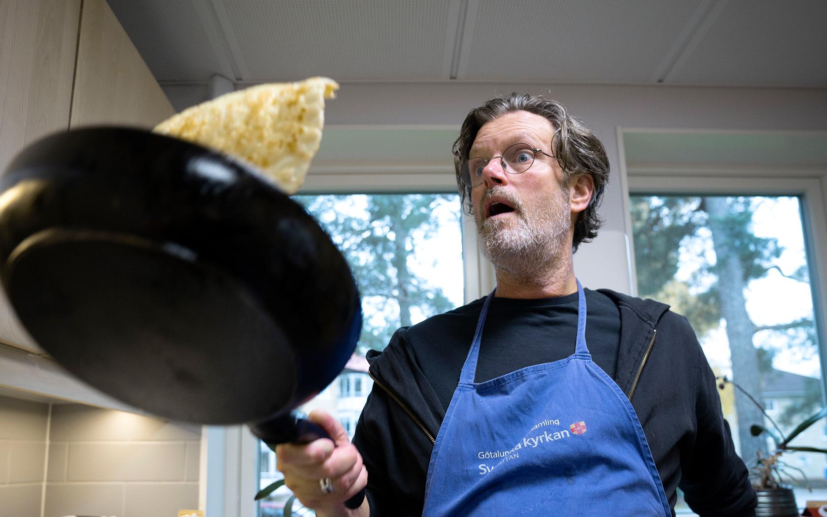 Robert vänder en pannkaka i luften