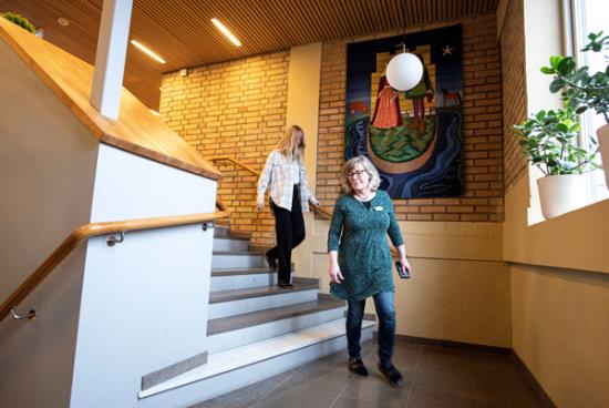 Lena och Matilda på väg ner i en trappa