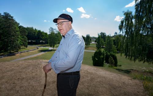 Lennart Andersson uppe på kullen på Håjums begravningsplats