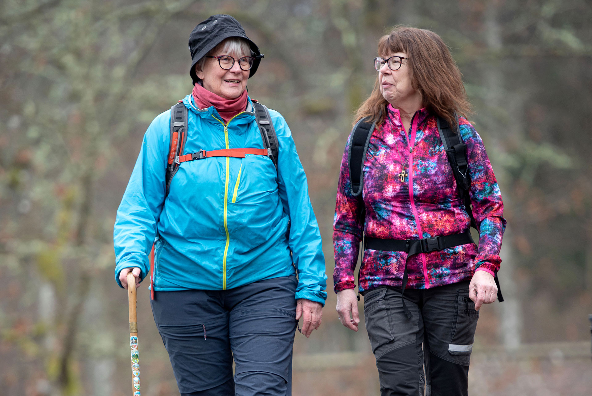 Kerstin och Annica pilgrimsvandrar på en stig