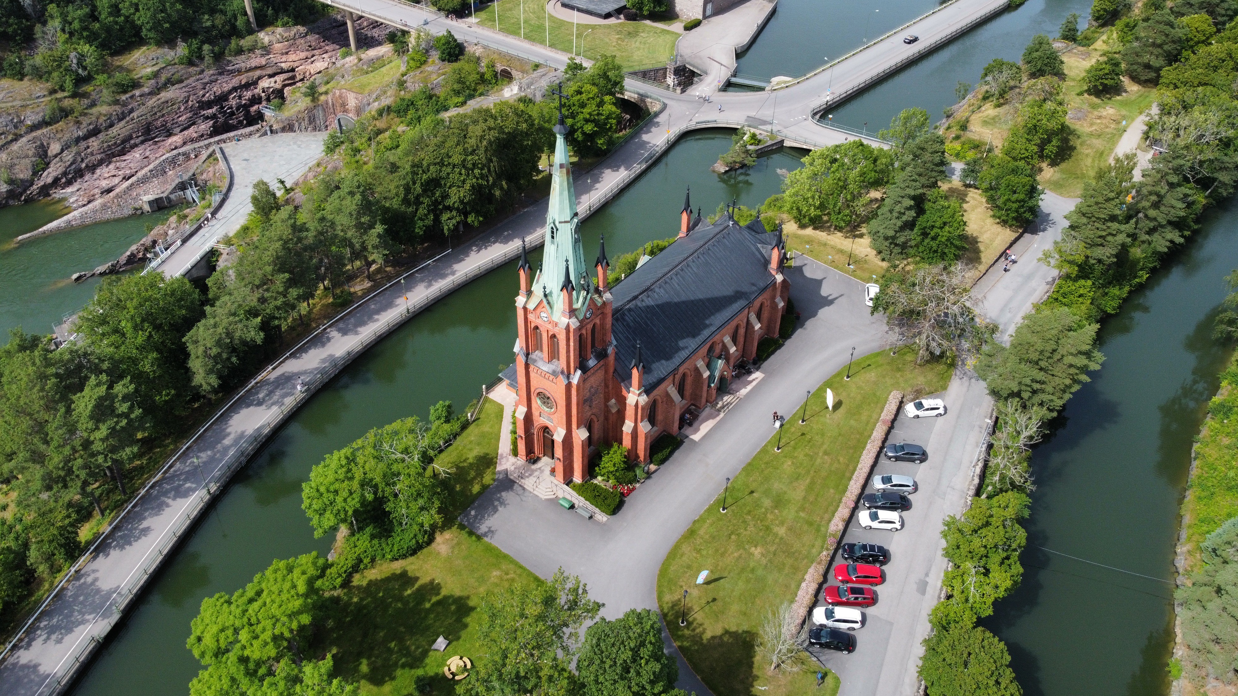 Trollhättans kyrka sedd från luften med fallområdet i bakgrunden