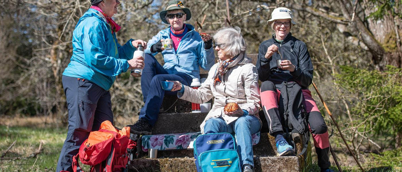 Pilgrimsvandrare tar en paus vid en gammal mur