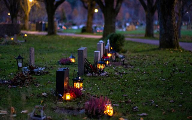 Tända ljus på gravarna vid allhelgona