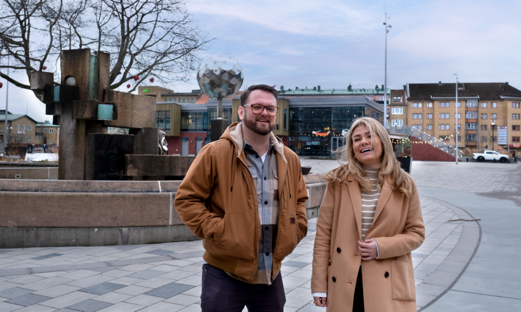 Centrumutvecklarna Marcus och Matilda framför fontänen på torget i Trollhättan