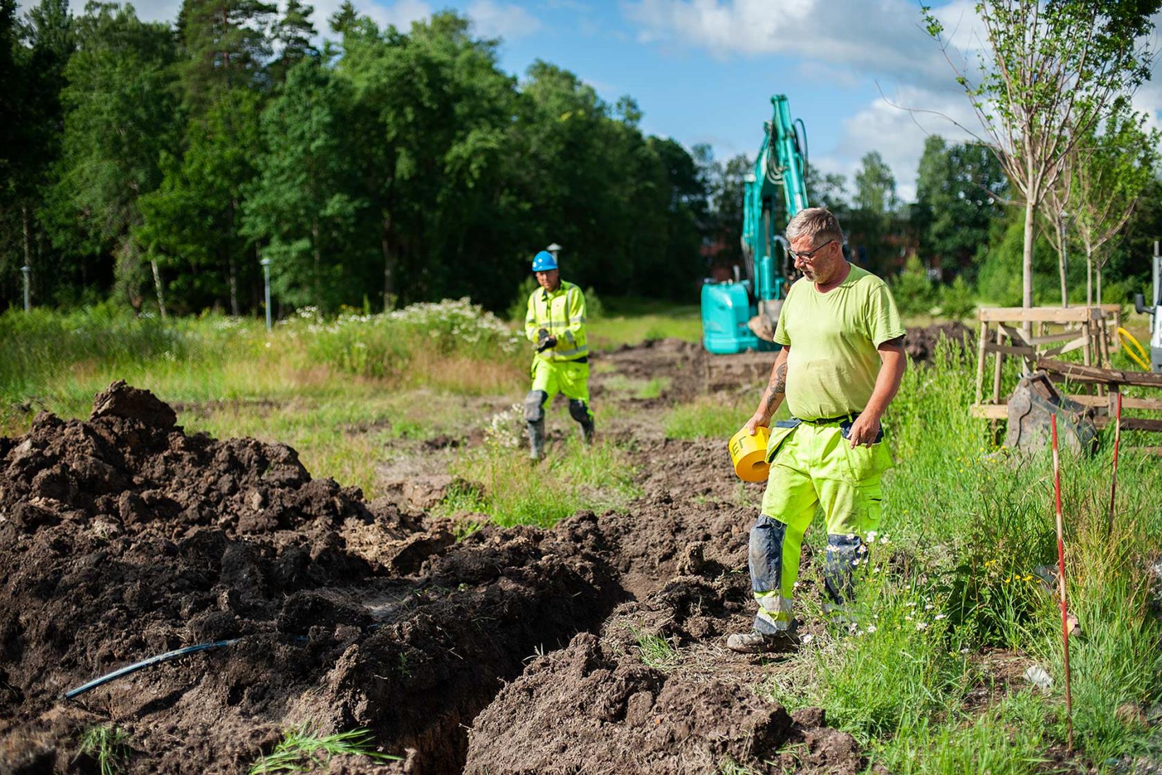 Grävningsarbete med nya gravplatser på Håjums begravningsplats