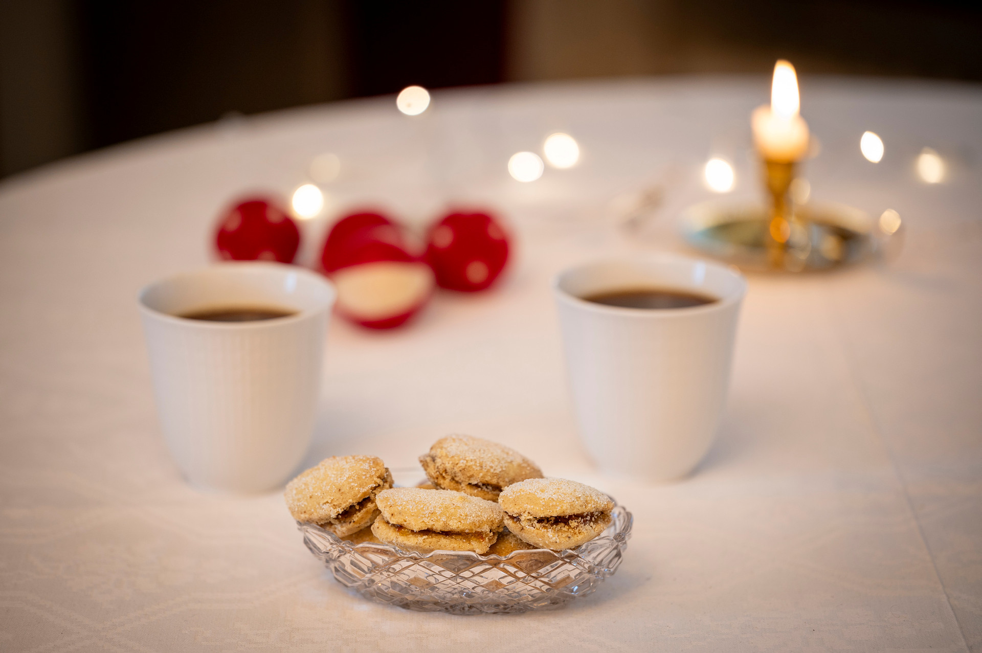 Fika på ett bord med tända ljus