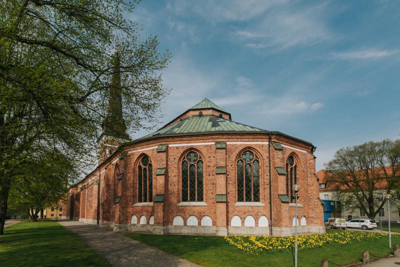 Skolbyggnaden låg precis vid domkyrkan