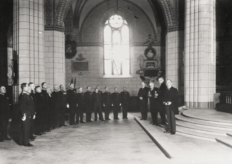 Högtidlighet i Västerås Domkyrka. Officerskåren överlämnar regementets kalk i Domkyrkans förvar. Närmast altaret från vänster rektor Sam. Landtmansson, domprost Fr. Fåhreus, biskop Einar Billing och landshövding Walter Murray.