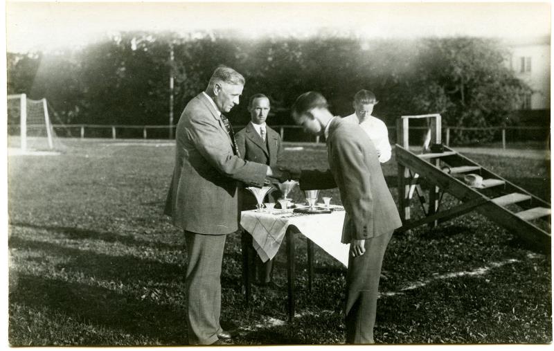 KFUM:s Idrottsförbunds nationella mästerskapstävlingar på idrottsplatsen vid Herrgärdet, juli 1930. Från vänster: Direktör Sigfrid Edström, Gösta Fagerström Örebro, okänd pristagare samt Karl Olsson Västerås.