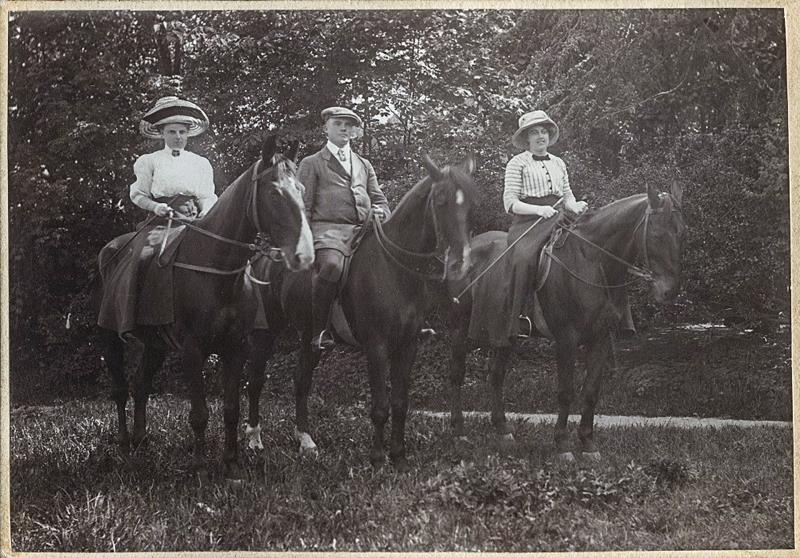 Stina, Nils Axel och Greta Flodin. Nils Axel och Greta var kusiner till Stina. Bilden tagen tidigt 1900-tal.