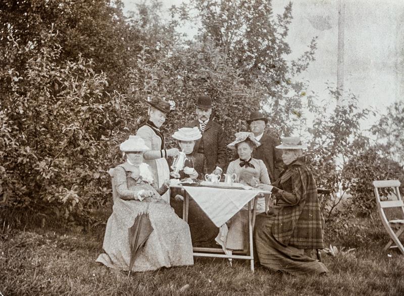 Familjen Flodin år 1900. Sittande: Engla Maria Flodin, Ingeborg Augusta Maria Sundstedt, Fröken Nunne Bjurström, Lovisa Adolfina Flodin. Stående: Fru Lovisa (Lisen) Flodin, Claes August Flodin, Erik Gustaf Flodin. Fotograf okänd.