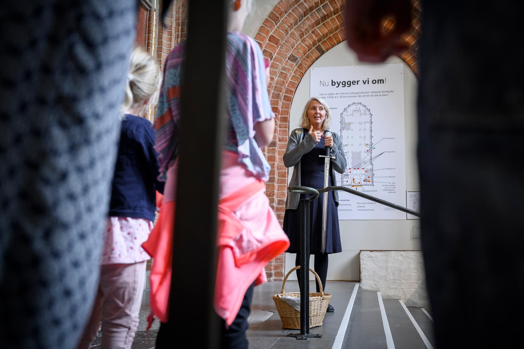 Ingela Welén vid visning i domkyrkan