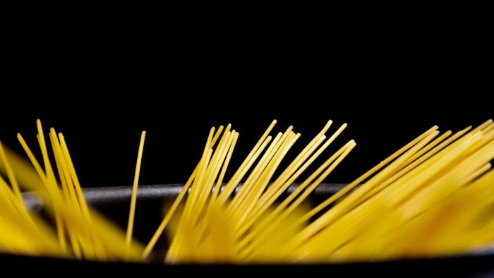 Okokt spaghetti som sticker upp ur en kastrull