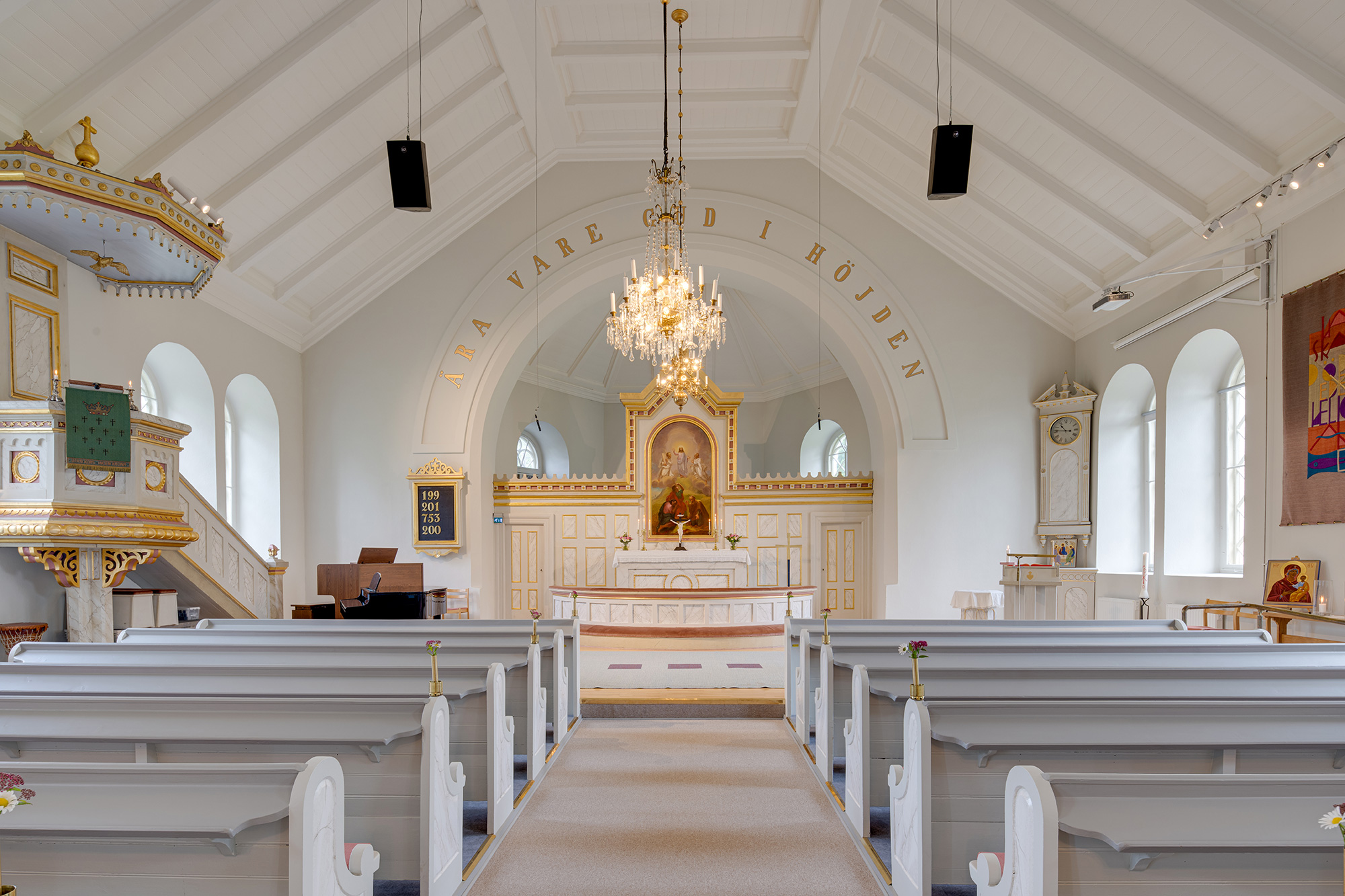 Mittgången och koret i  Lane-Ryrs kyrka.