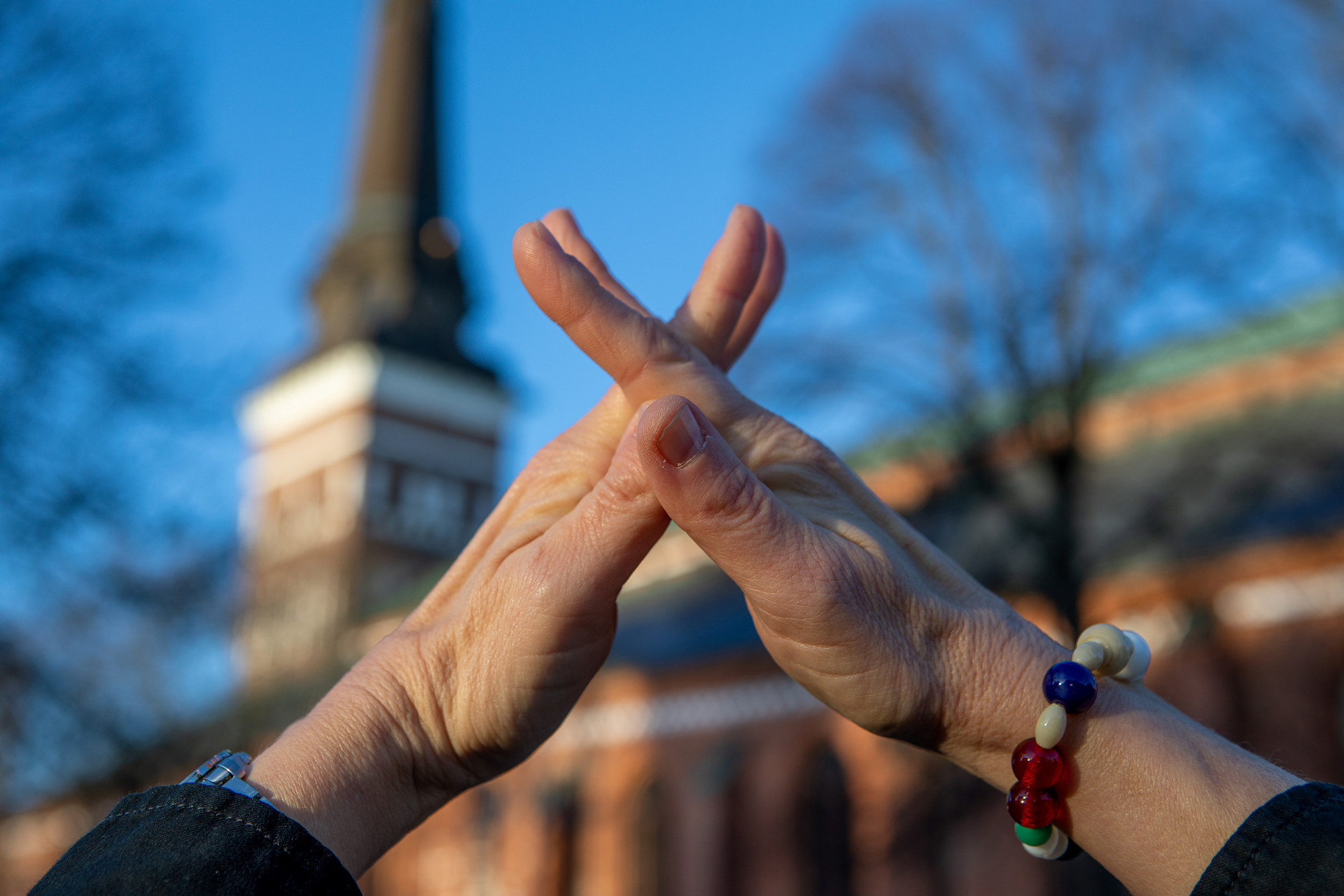 Svenska kyrkans första öppna stödlinje för döva nås nu från hela landet. På bilden visas tecknet för "kyrka"