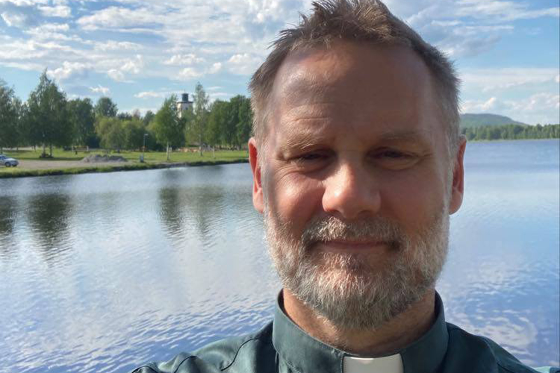 Rickard Fjällström vid Bränna strand med Överluleå kyrka i bakgrunden 2021.