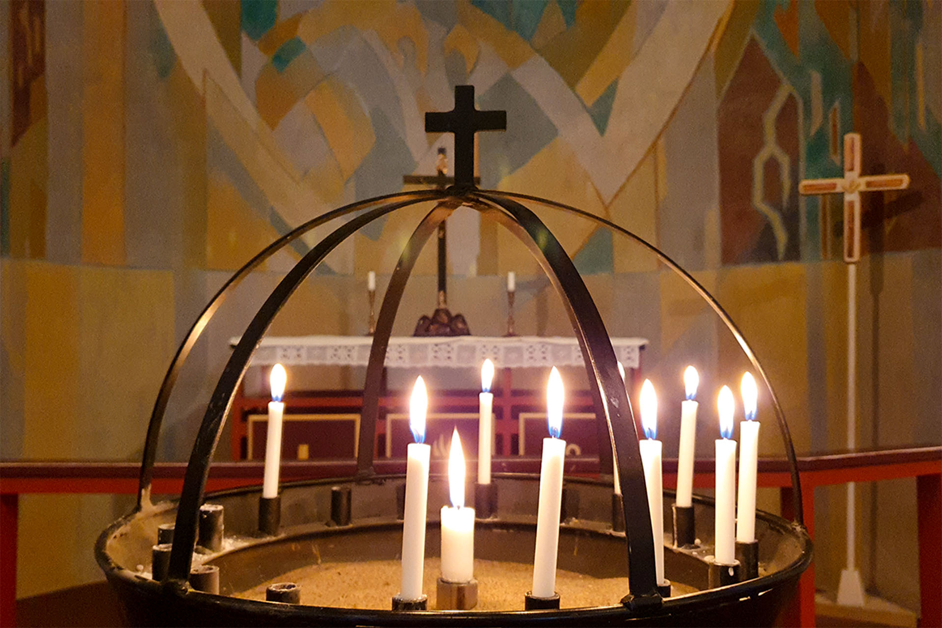 Tända ljus i ljusbäraren i Mariakoret i Överluleå kyrka. 