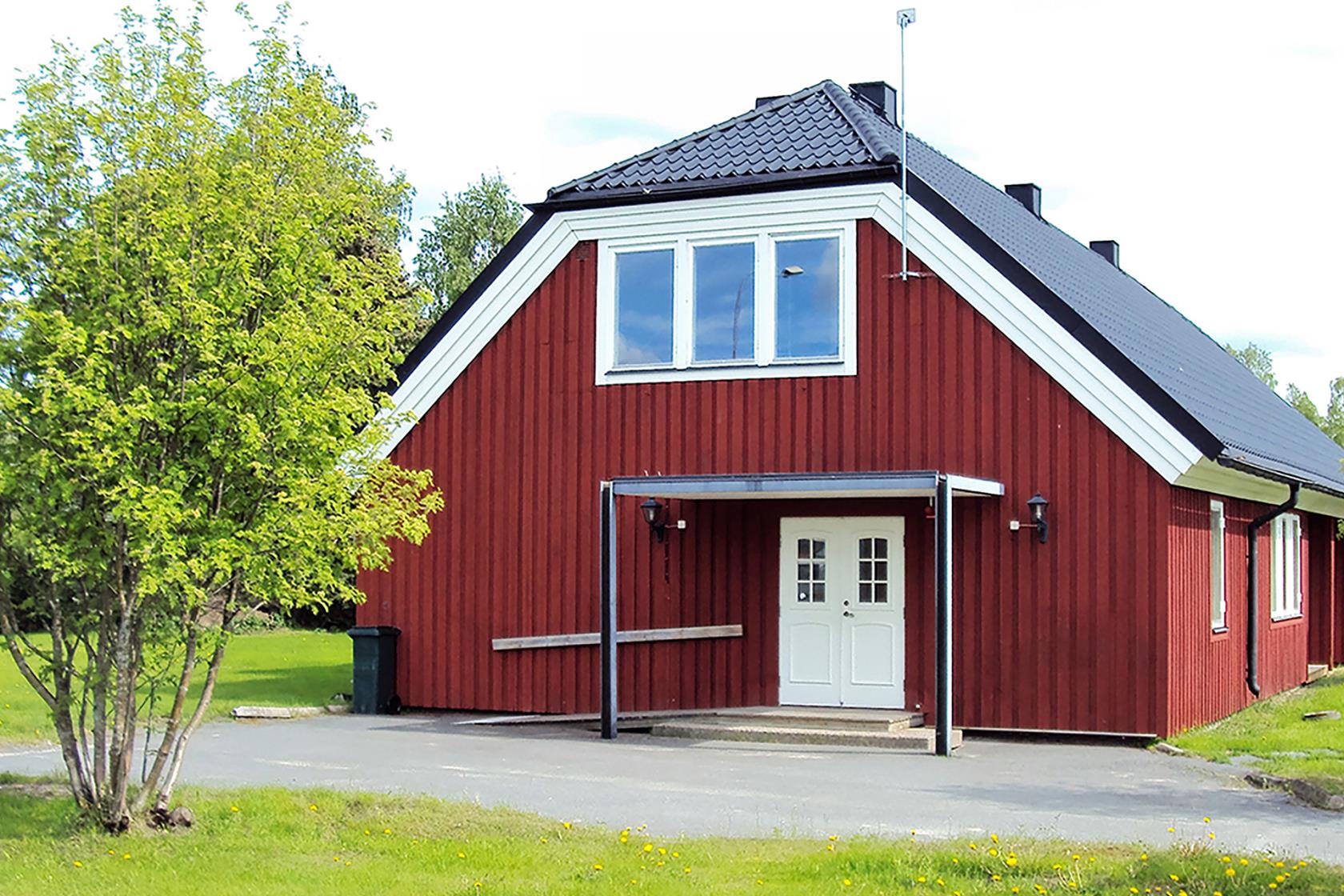 Bredåkers kyrka i sommarskrud.