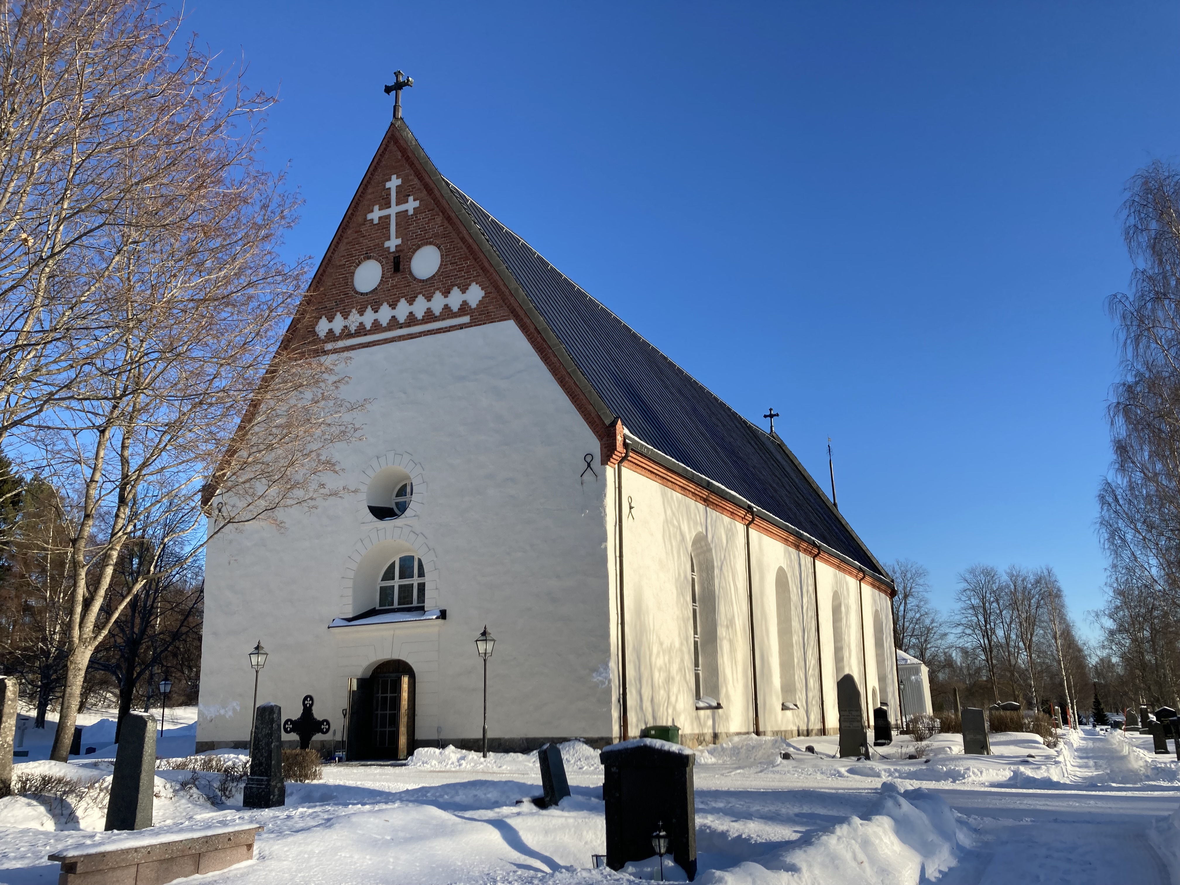 Backens kyrka en solig vinterdag