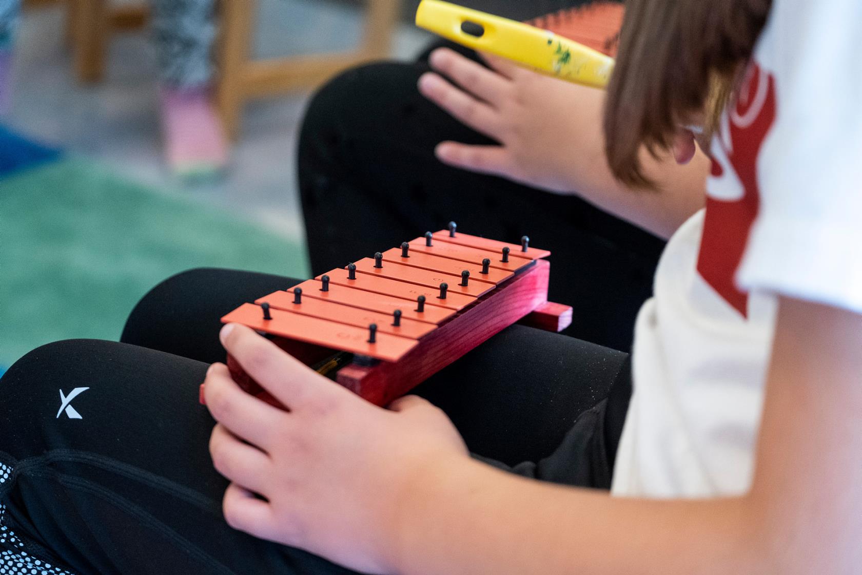 Ett barn som spelar instrument