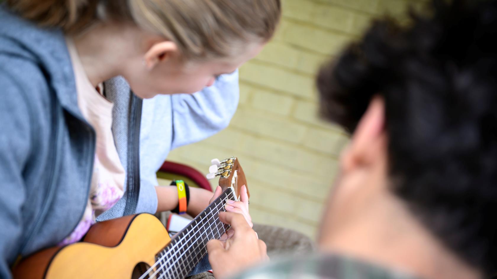 Ungdomar som spelar gitarr