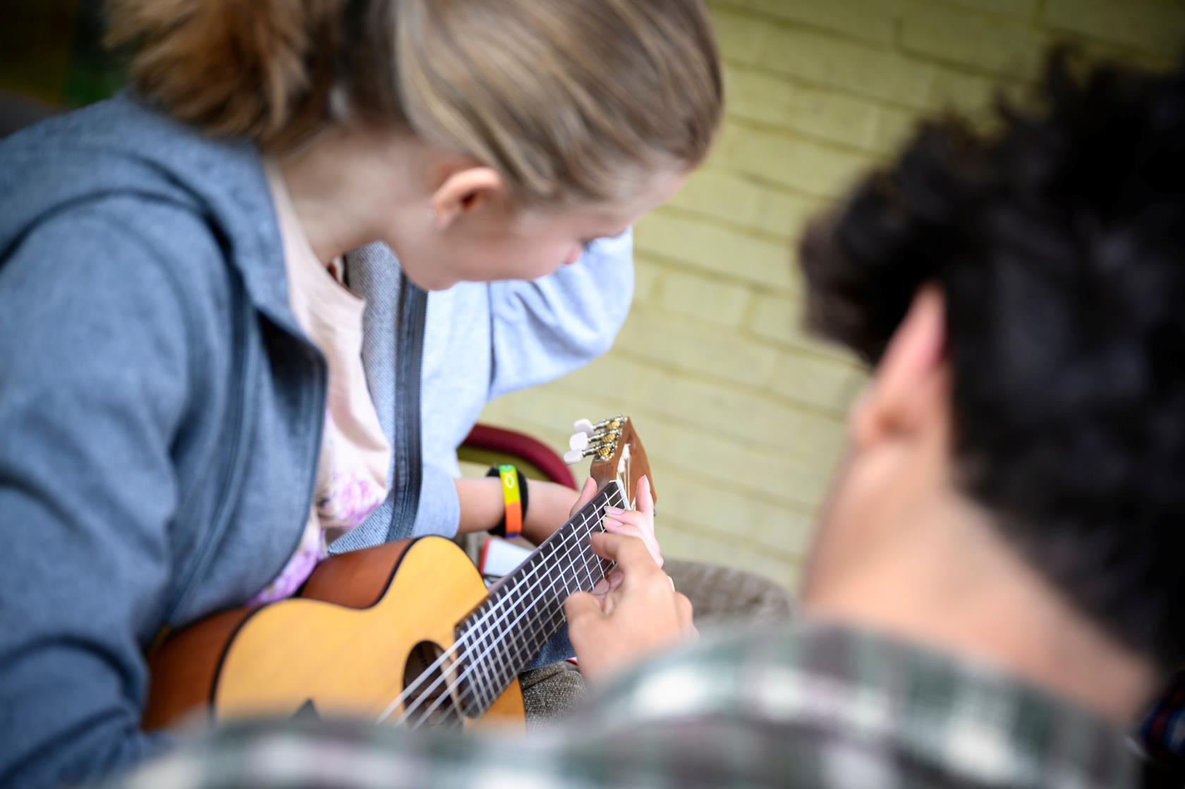 Ungdomar som spelar gitarr