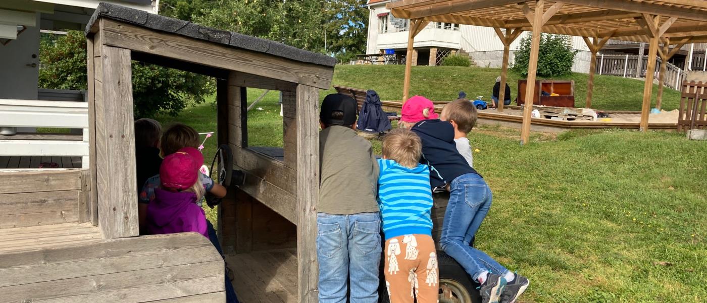 Förskolebarn leker utomhus