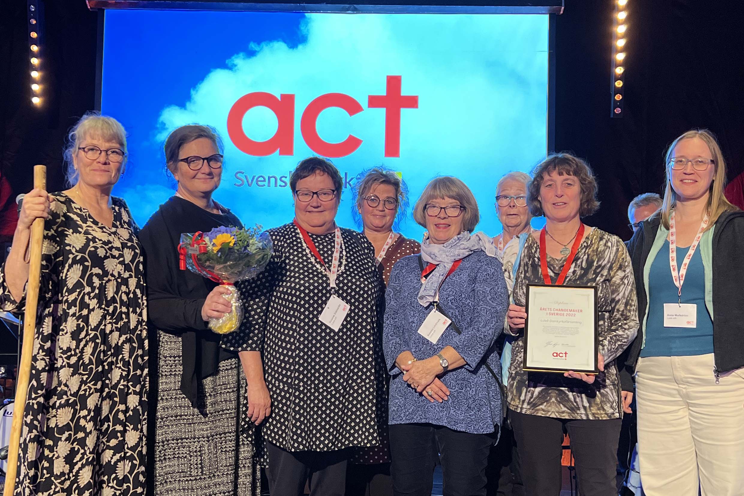 Bild på representanter från Luleå domkyrkoförsamling när de mottog utmärkelsen Årets Changemaker i Sverige 2022.