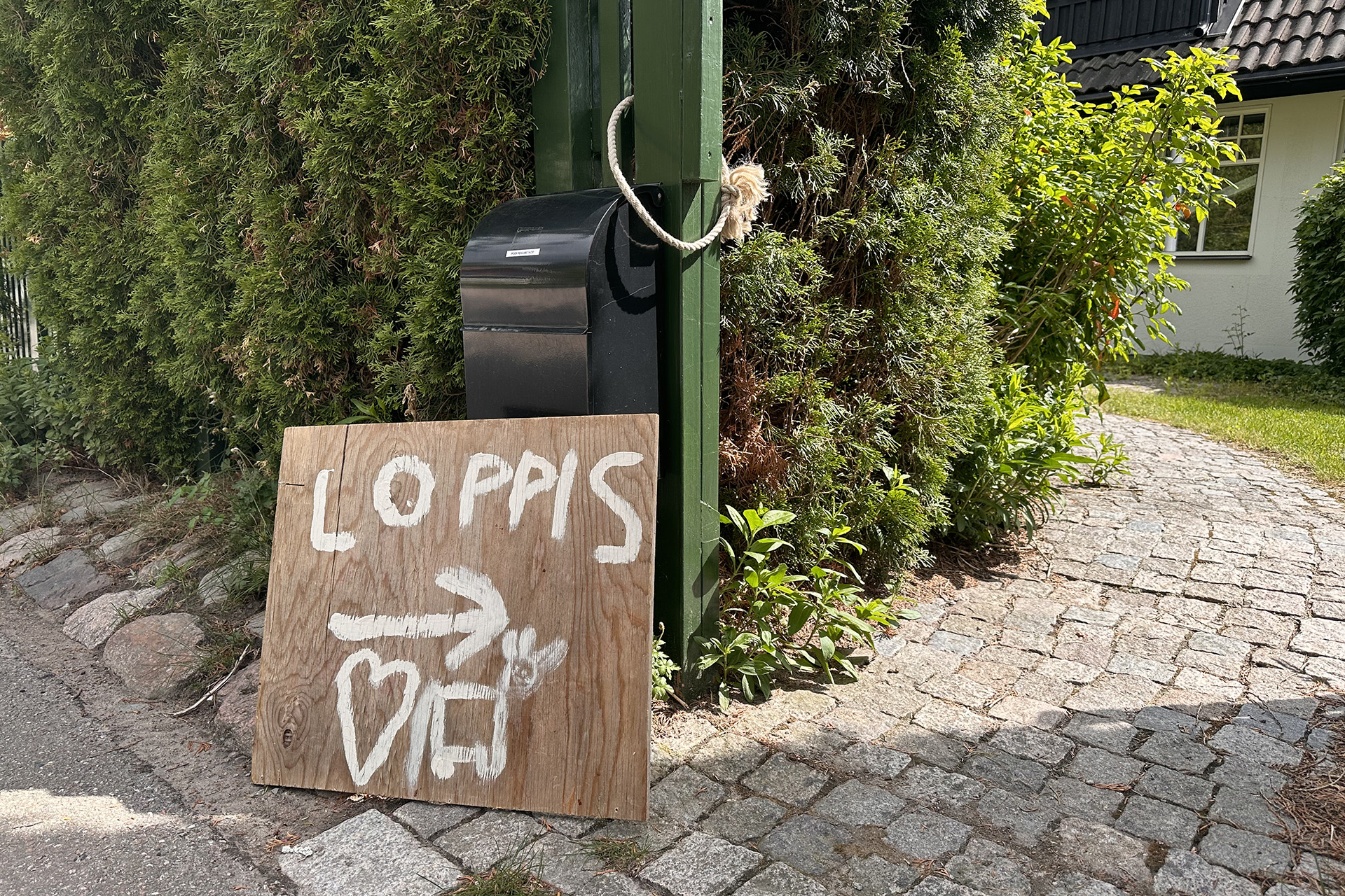 En skylt med texten loppis syns utanför ett hus.