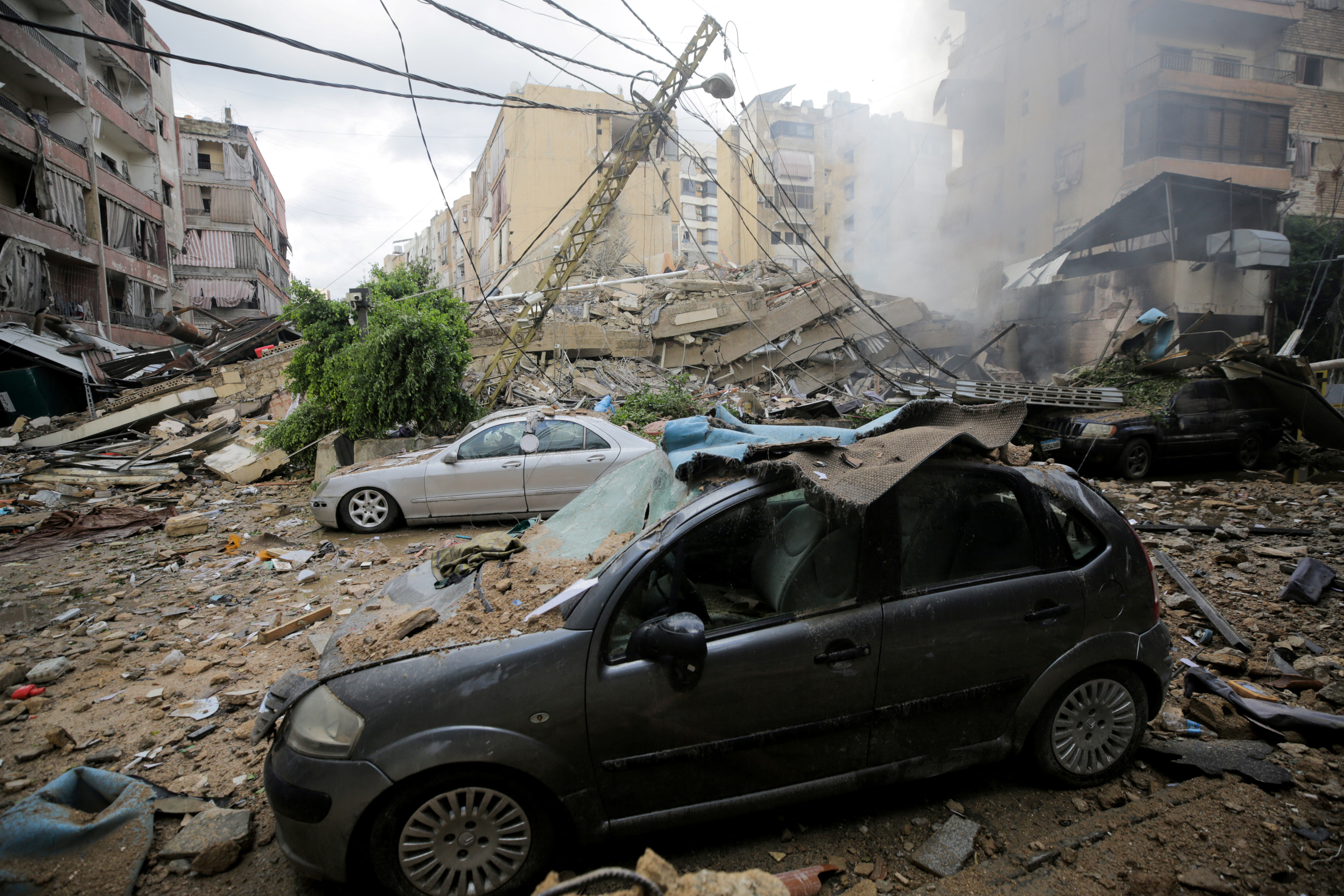 Förstörda byggnader och bilar i Beirut