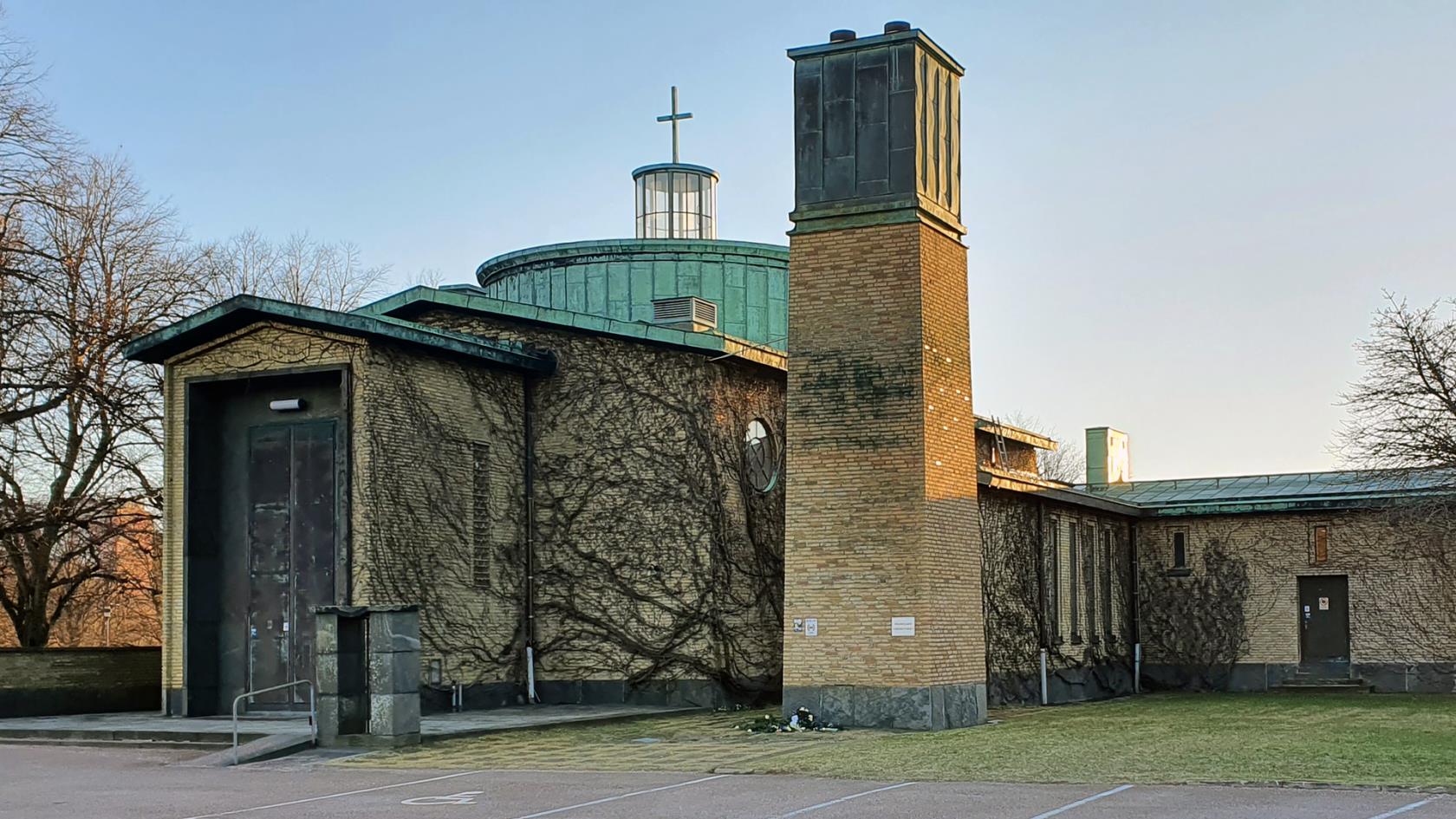 Kapellbyggnad i gult tegel med skorsten.