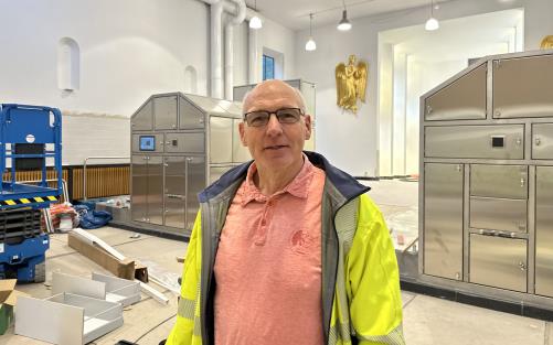 Kreamatoriechef Roger Johansson är nöjd med hur ugnsbytet och renoveringen av det gamla krematoriet har gått. Det har både gått snabbare och kostat mindre än beräknat.