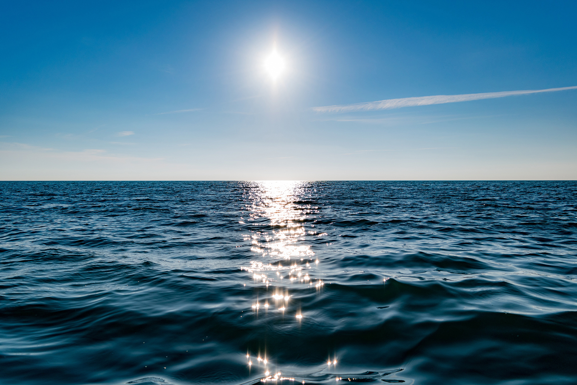 Horisont med solglitter i hav