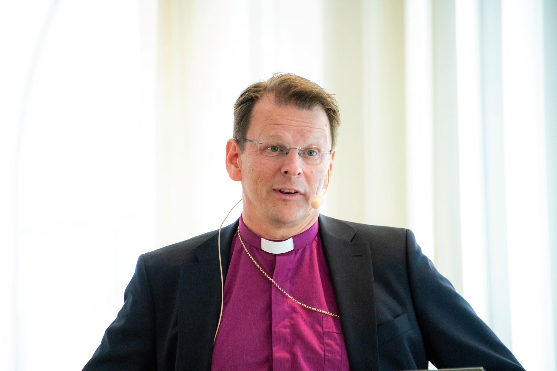 Porträtt av biskop Erik Eckerdal, med mikrofon på huvudet