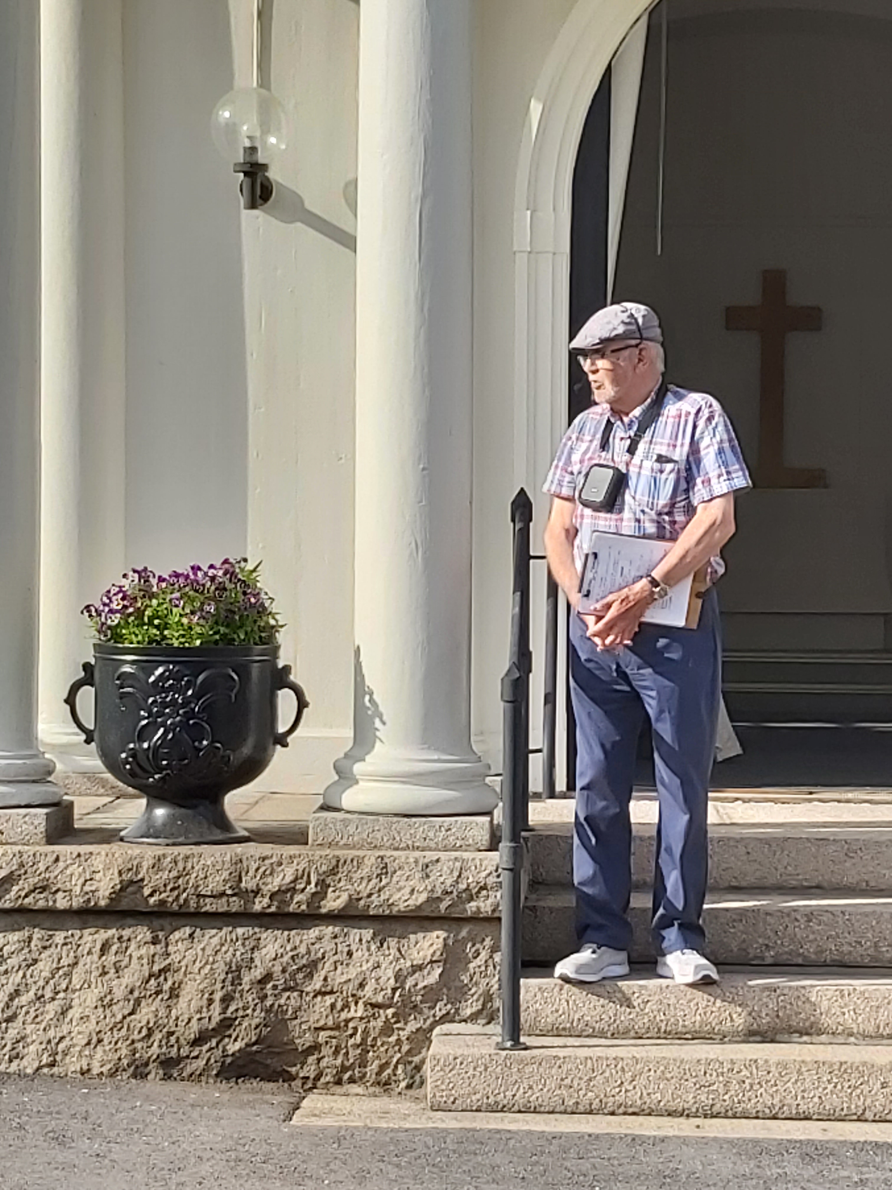 Håkan Klasander berättar utanför Lessebo gravkapell