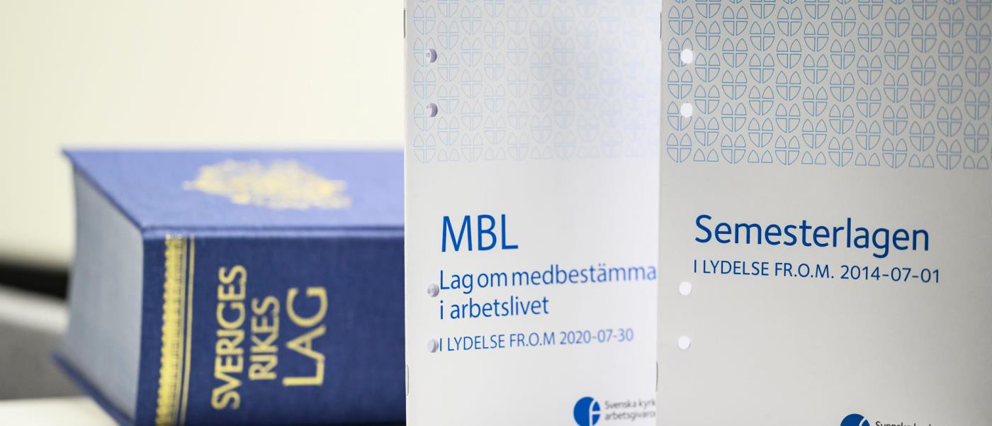 Svea rikes lag samt två foldrar om MBL och semesterlagen.  