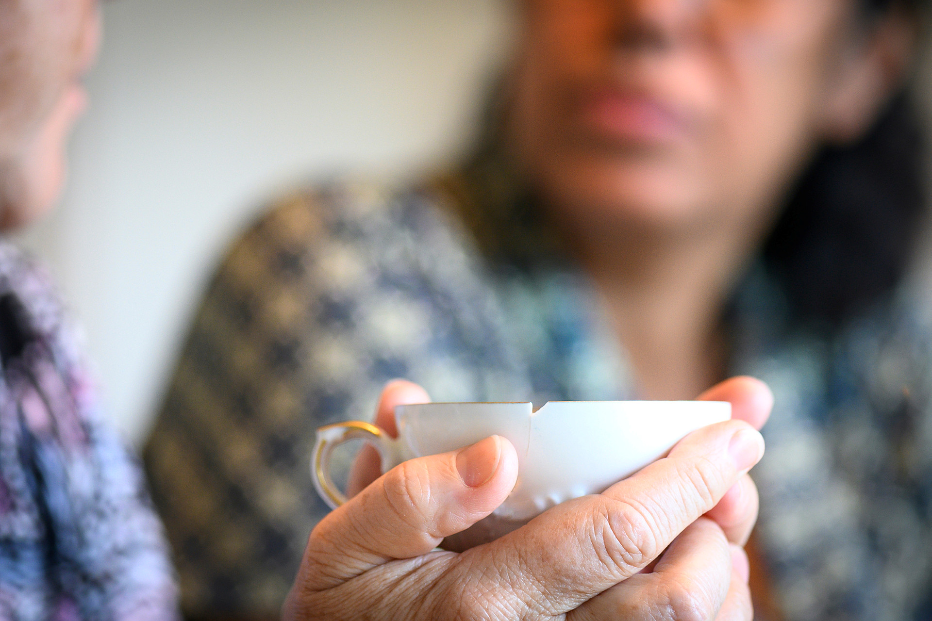 Samtal och kaffe mellan två personer.