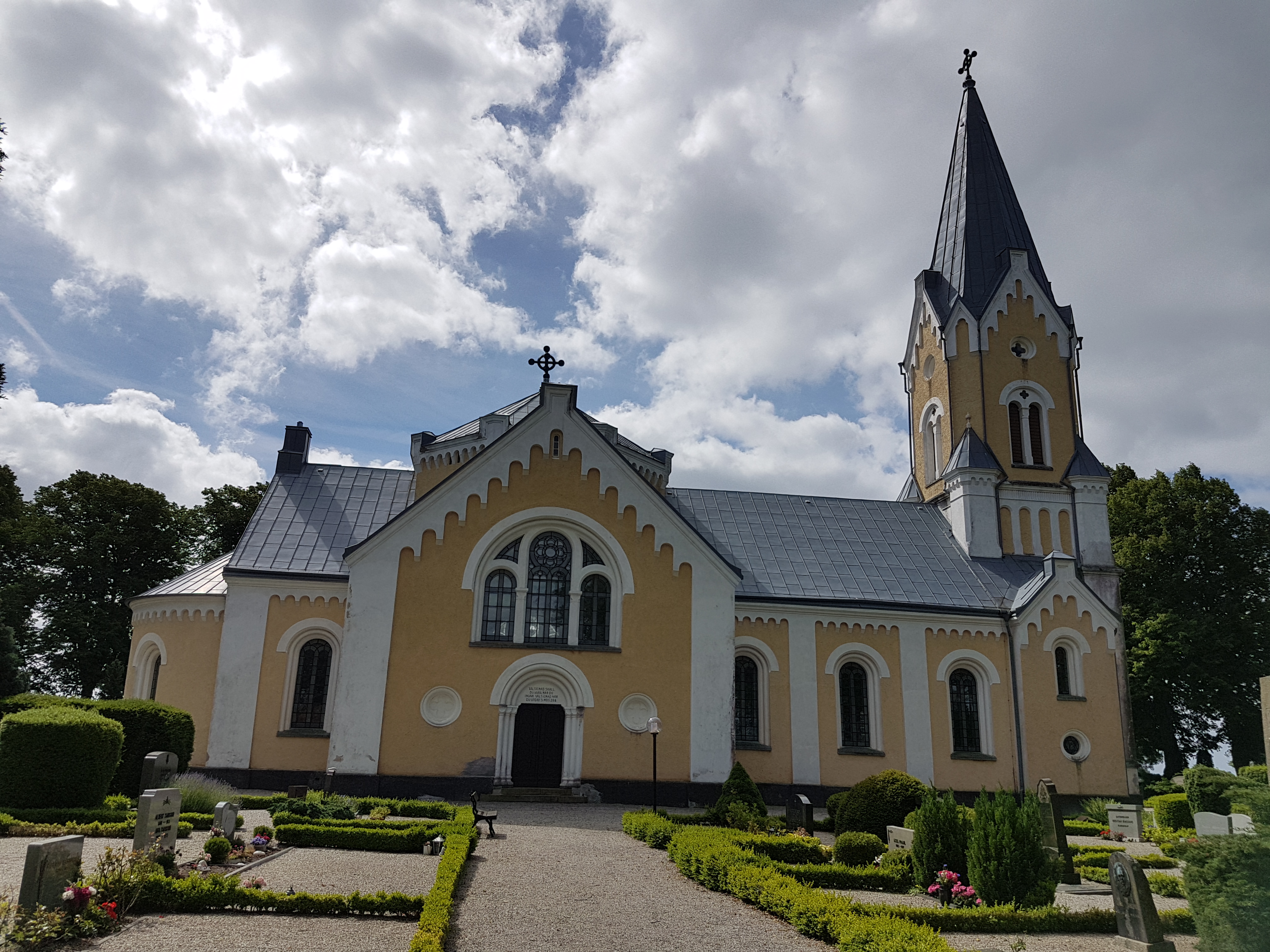 Vit och gul kyrka med torn.