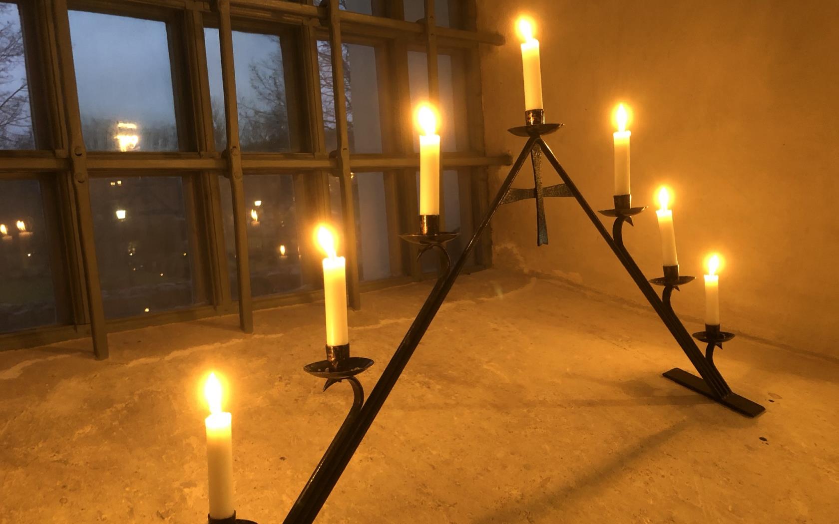 Adventsljusstake i kyrkfönstret