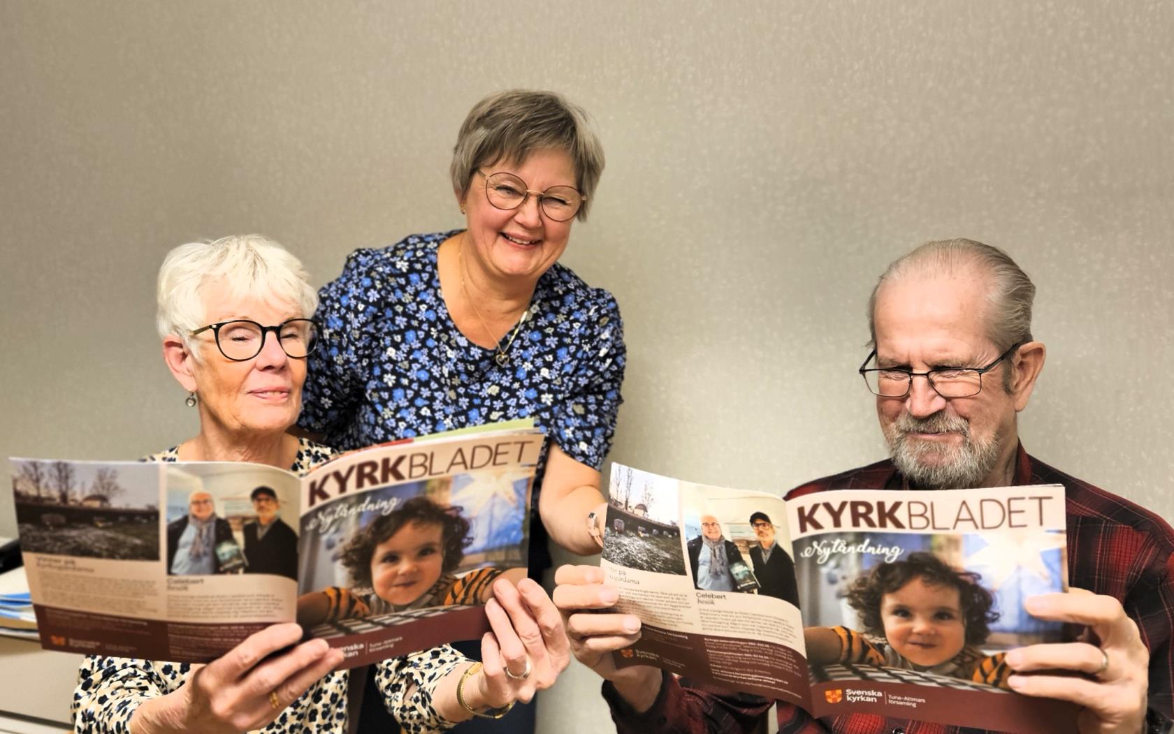 Chatrine, Jeanette och Carl-Erik läser Kyrkbladet nr 4-2024