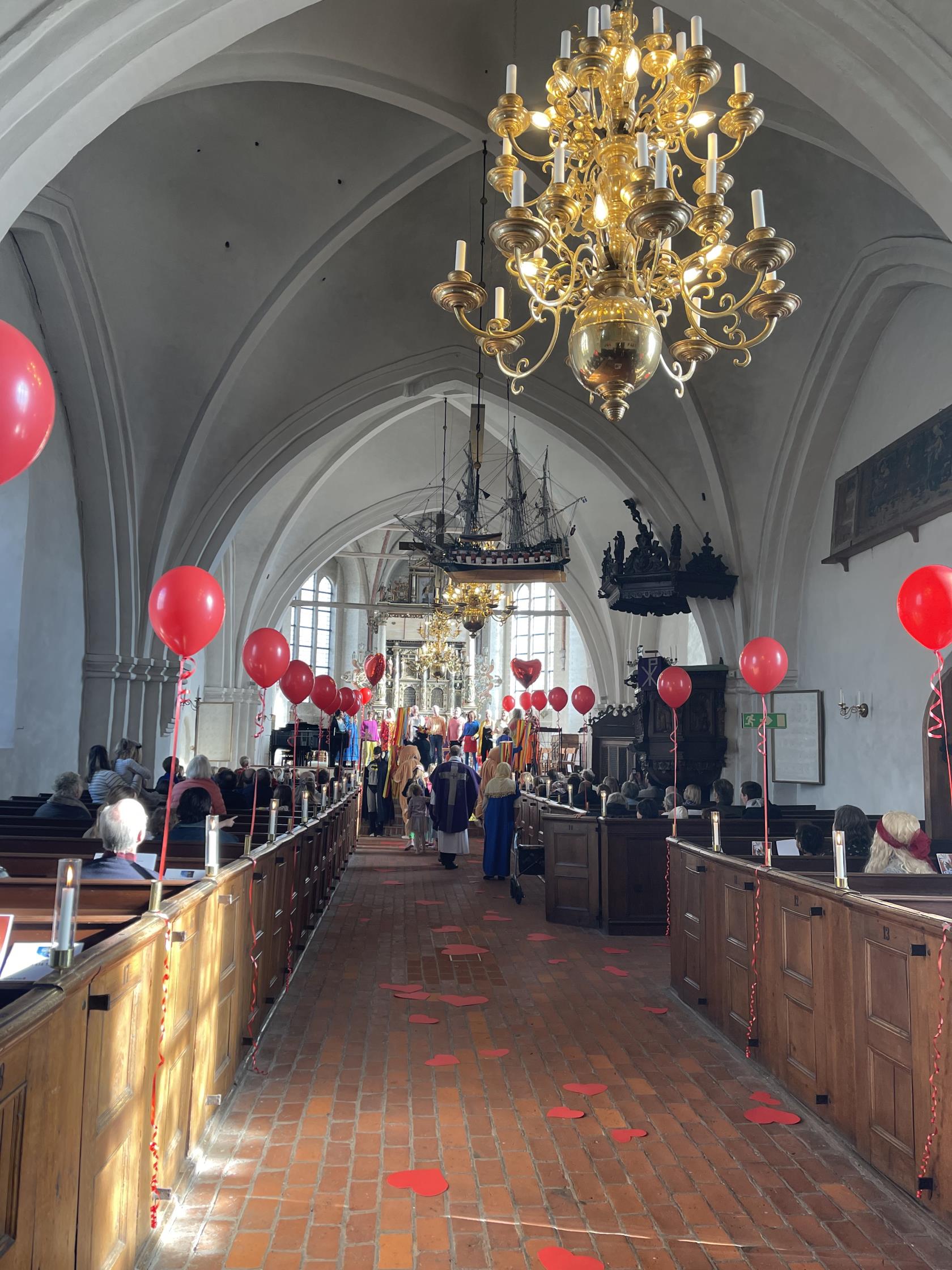 Gudstjänst med procession i Skanörs kyrka. 