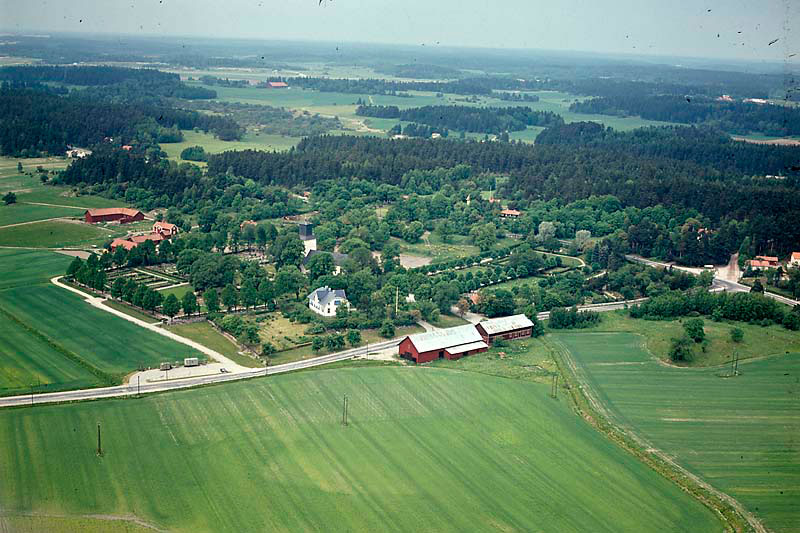 Flygfoto av Spånga kyrka två år innan Tensta börjar byggas.